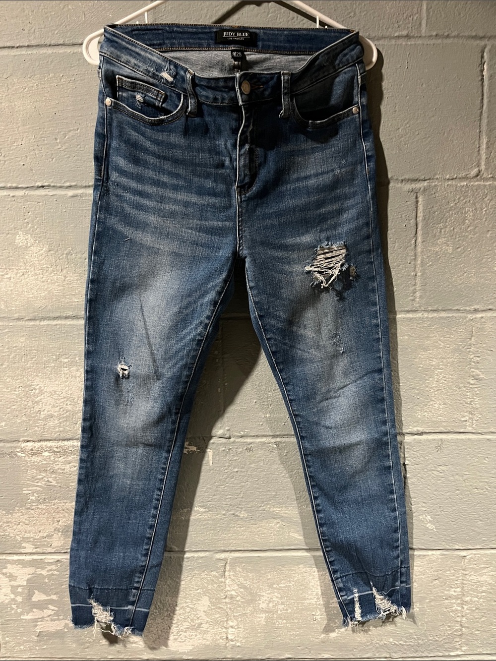 Size 9 / 29 Distressed Skinny Straight Raw Hem Jeans Mid Rise Stretch Ankle